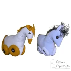 Il peluche cavallo stoffa è un morbido e adorabile peluche realizzato con tessuto di cotone, pannolenci e ornamenti sartoriali sul corpo del cavallo.