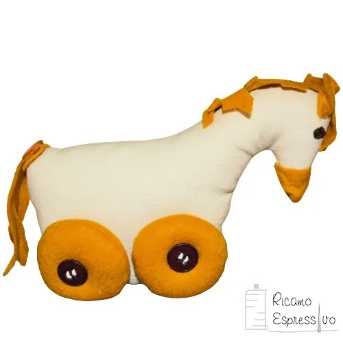 Il peluche cavallo stoffa è un morbido e adorabile peluche realizzato con tessuto di cotone, pannolenci e ornamenti sartoriali sul corpo del cavallo.