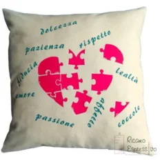 Il cuscino puzzle cuore in cotone è arricchito da un "puzzle" in vinile di emozioni di cui ogni pezzo rappresenta un frammento di amore e affetto.
