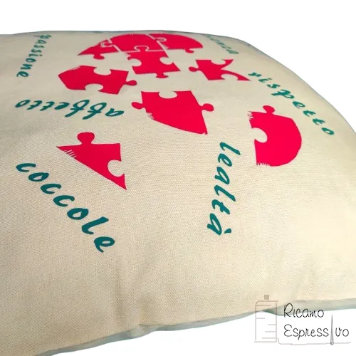 Il cuscino puzzle cuore in cotone è arricchito da un "puzzle" in vinile di emozioni di cui ogni pezzo rappresenta un frammento di amore e affetto.