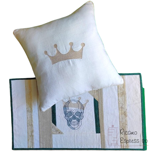 Set runner e cuscino con teschio e corona ricamati