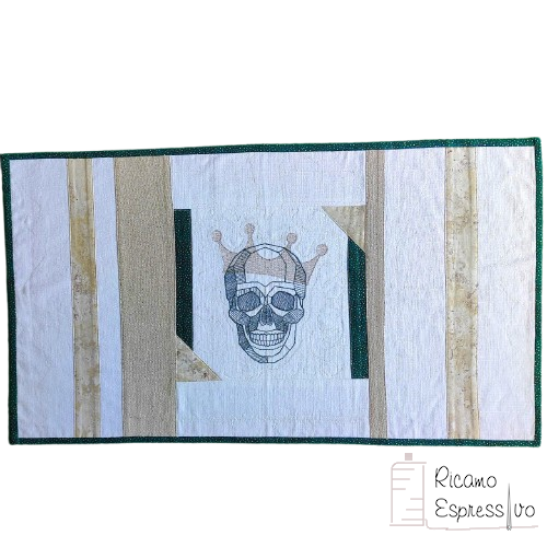 Set runner e cuscino con teschio e corona ricamati - immagine 3