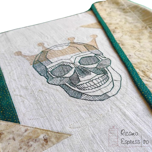 Set runner e cuscino con teschio e corona ricamati - immagine 4